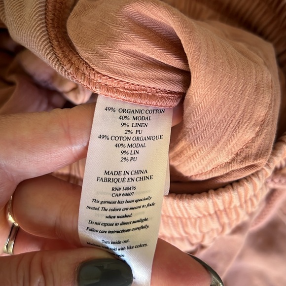 Faherty Essential Travel Tapered Pants in Faded Rose Linen Modal Blend - Picture 4 of 5